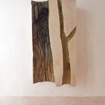 UTE KRAUTKREMER, Baum 9, 2015, Papierabguss, Holz, Acryl, 120 x 60 x 25 cm